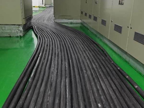 张掖如何根据理论计算公式计算温度对特定电压测量结果的影响？